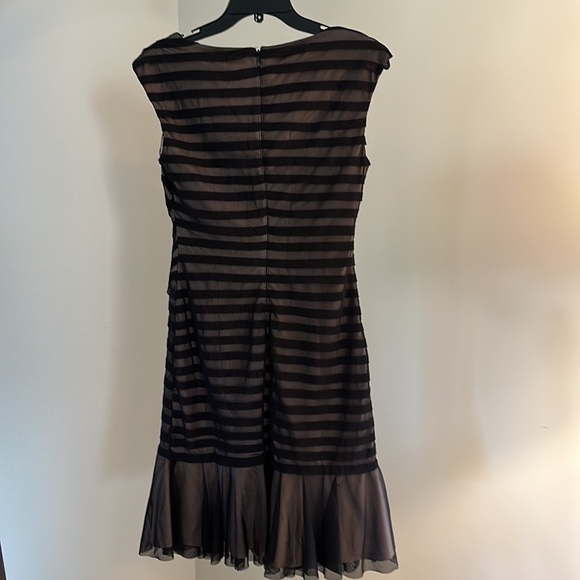 London Times V neck cocktail dress with bias cut and mesh overlay. - Picture 4 of 6